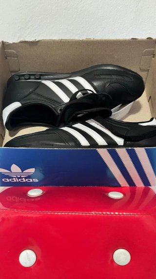 Botines Adidas Negros y Blancos