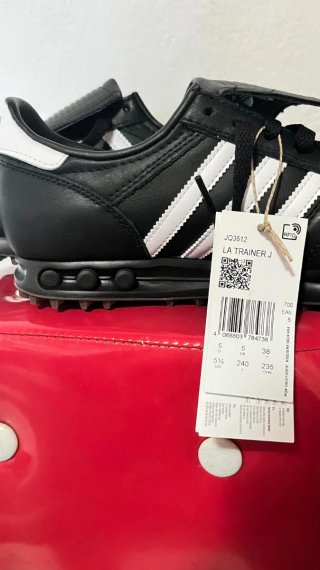 Botines Adidas Negros y Blancos