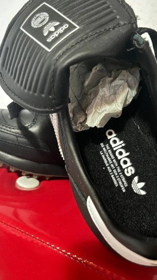 Botines Adidas Negros y Blancos