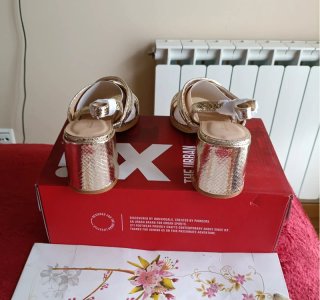 Sandalias doradas tacón Xti talla 38