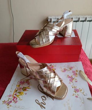 Sandalias doradas tacón Xti talla 38