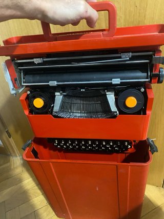 Máquina de escribir Olivetti Valentina Roja