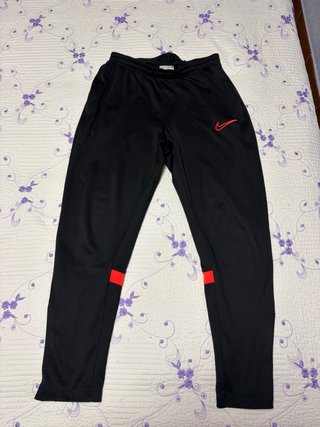 Pantalón Nike Negro con detalles rojos