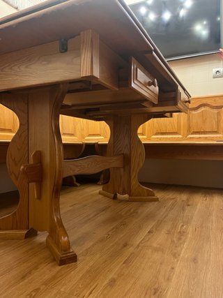 Mesa de comedor y banco de madera a juego
