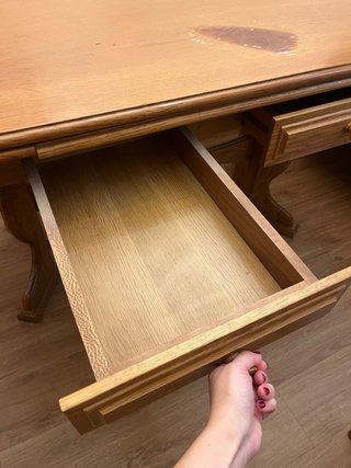 Mesa de comedor y banco de madera a juego