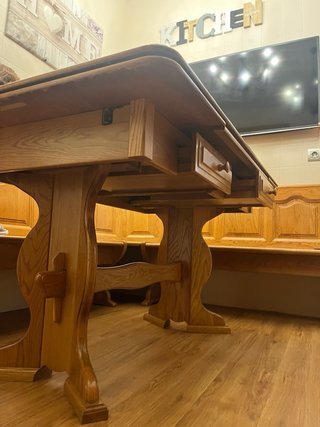Mesa de comedor y banco de madera a juego