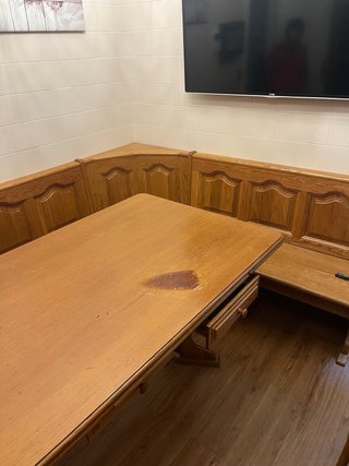 Mesa de comedor y banco de madera a juego