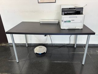 Mesa de oficina negra patas metálicas
