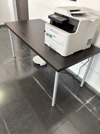 Mesa de oficina negra patas metálicas