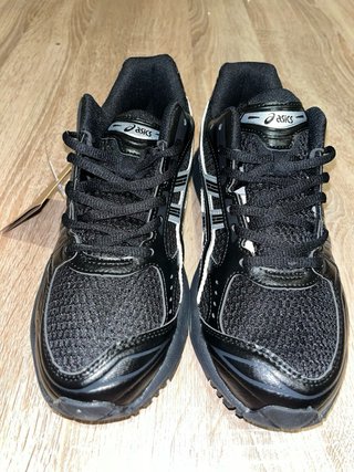 Zapatillas Asics Negras y Plateadas