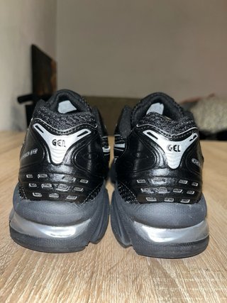 Zapatillas Asics Negras y Plateadas