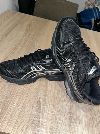 Zapatillas Asics Negras y Plateadas