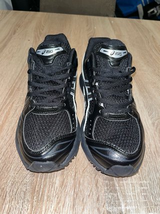Zapatillas Asics Negras y Plateadas