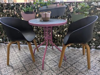 Juego de 2 sillas negras con patas de madera