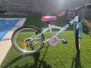 Bicicleta B'twin 22 pulgadas blanca y azul
