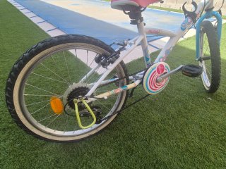 Bicicleta B'twin 22 pulgadas blanca y azul