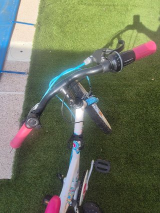 Bicicleta B'twin 22 pulgadas blanca y azul