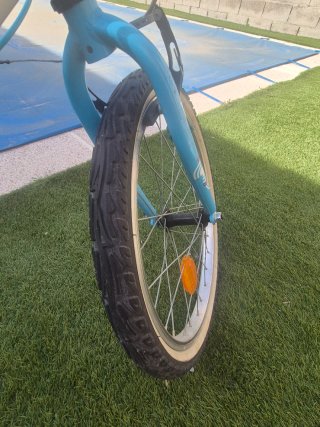 Bicicleta B'twin 22 pulgadas blanca y azul