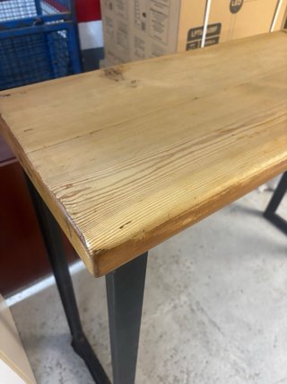 Mesa de madera maciza con patas de metal negro