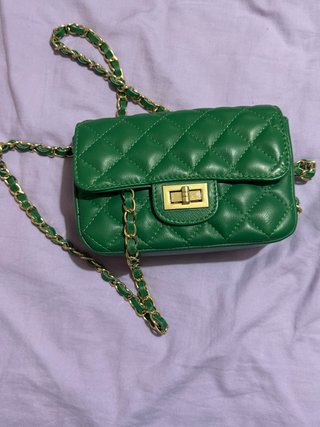 Bolso verde con cadena dorada