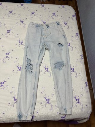 Pantalón vaquero desgarrado