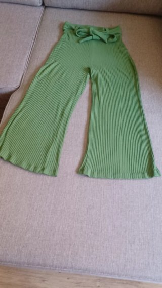 Pantalón verde con cinturón