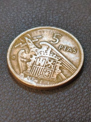 Moneda 5 Pesetas 1957 con error acuñación espejo.