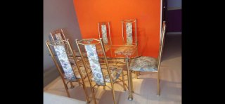 Mesa de cristal con 6 sillas doradas