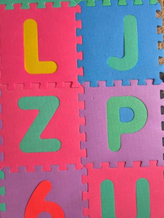 Tappetino puzzle numeri e lettere colorate