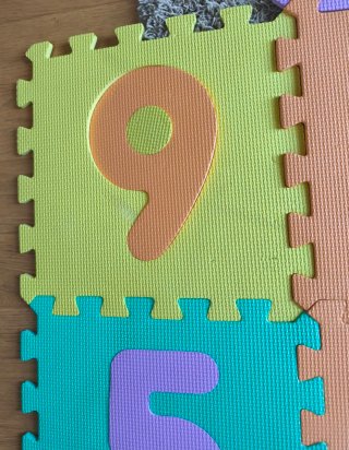 Tappetino puzzle numeri e lettere colorate