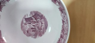 Juego de 4 tazones de porcelana con diseño.