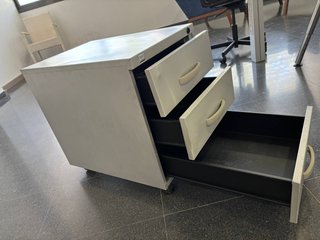 Cajonera metálica de oficina con ruedas