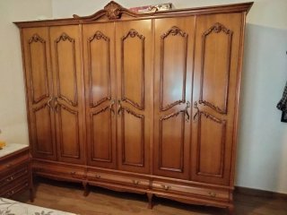 Cómoda de madera con tapa de mármol y armario