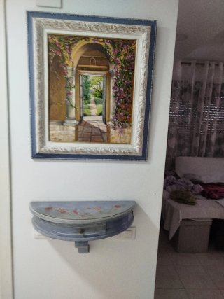Consola y cuadro decorativo
