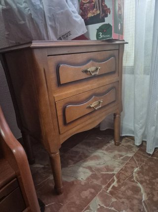 Mesita de noche de madera con 2 cajones
