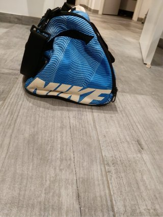 Mochila deportiva azul y blanca