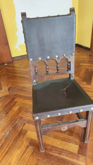 Sillas antiguas de madera y cuero