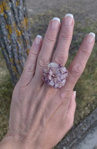 Anillo Flor Clavel Resina Morado Blanco