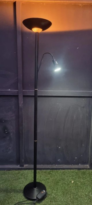 Lámpara de pie negra y dorada