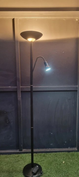 Lámpara de pie negra y dorada
