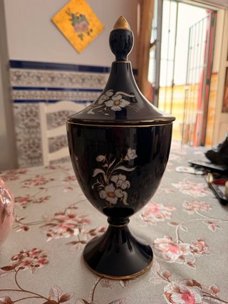 Bombonera negra con flores doradas