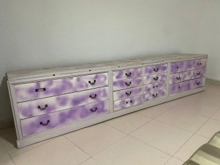 Mueble vintage madera blanco y morado