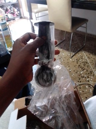 Cafetera Negra un poco rota el tanque de agua
