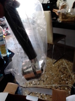 Cafetera Negra un poco rota el tanque de agua