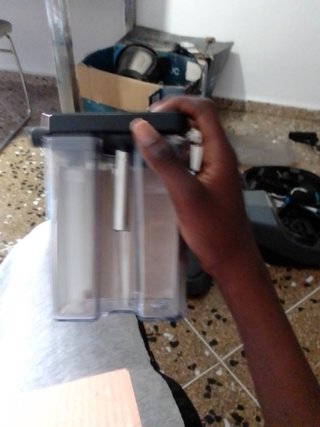 Cafetera Negra un poco rota el tanque de agua