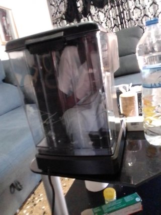 Cafetera Negra un poco rota el tanque de agua