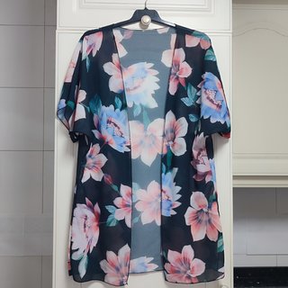 Kimono. Sobrecamisa negra con estampado floral