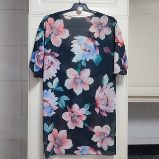 Kimono. Sobrecamisa negra con estampado floral