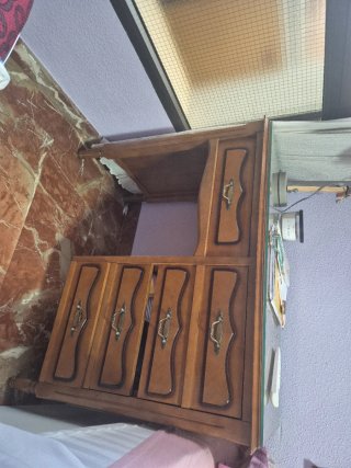Escritorio de madera con cajones