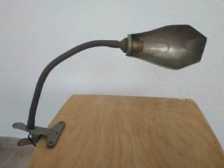 Lámpara industrial antigua con pinza